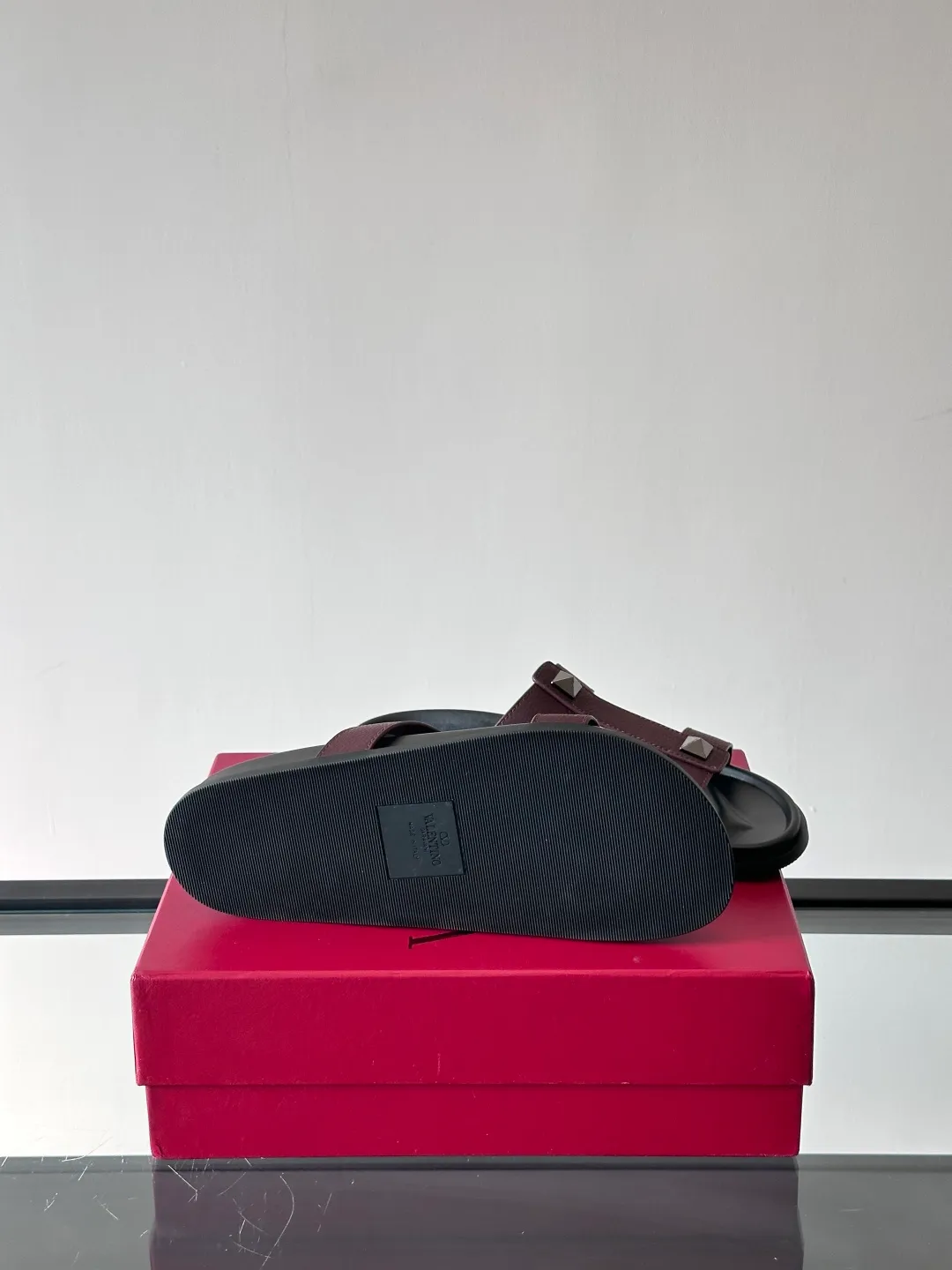 Men's shoes 💰p320 "VALENTINO" Valentino Men's 🧍‍♂️ Spring and summer new style metal rivet flat slippers, elegant sandals, the same style worn by celebrities, original molding, imported calfskin. Rubber outsole. Soft and durable, full set of counter packaging size: 39-44 (customized at 38.45.46)